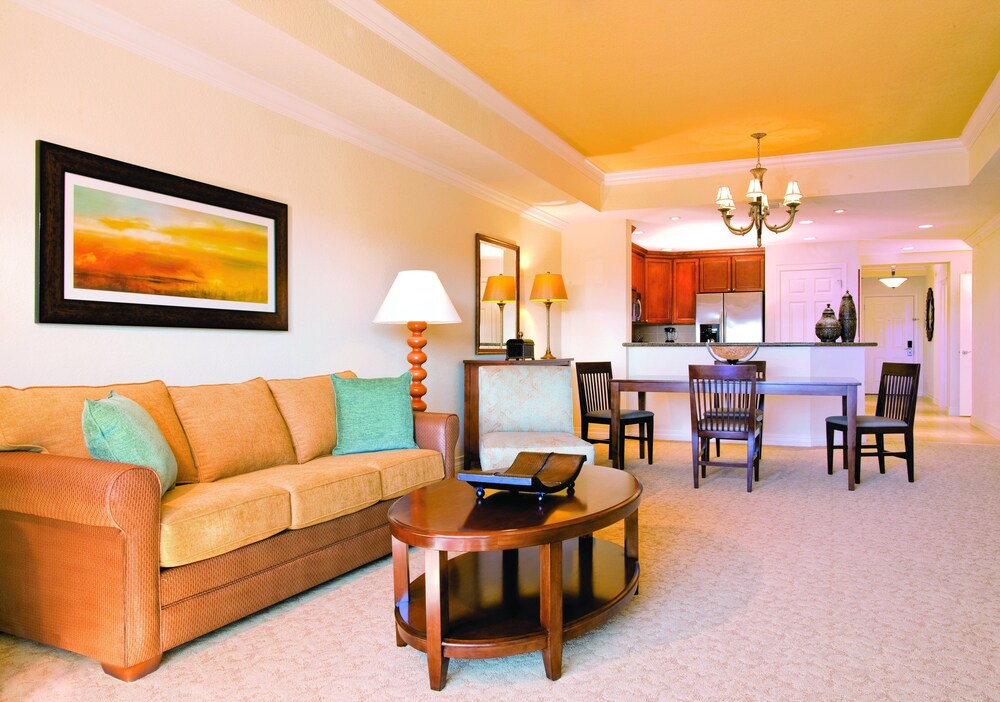 Deluxe Studio, 3 Bedrooms - Living Area