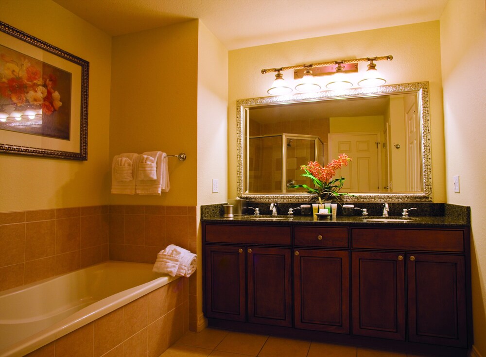 Deluxe Studio, 3 Bedrooms - Bathroom