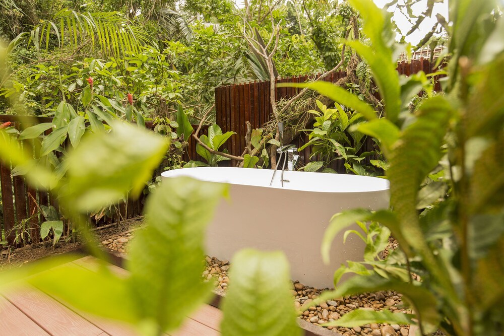 Deep Soaking Bathtub