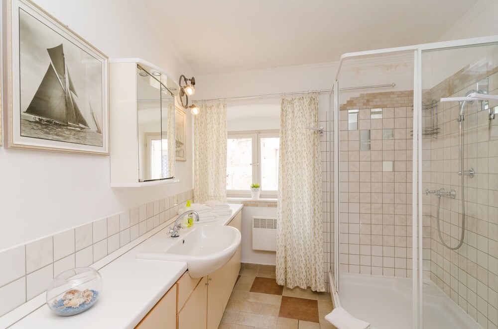 Comfort Apartment, City View - Bathroom Shower