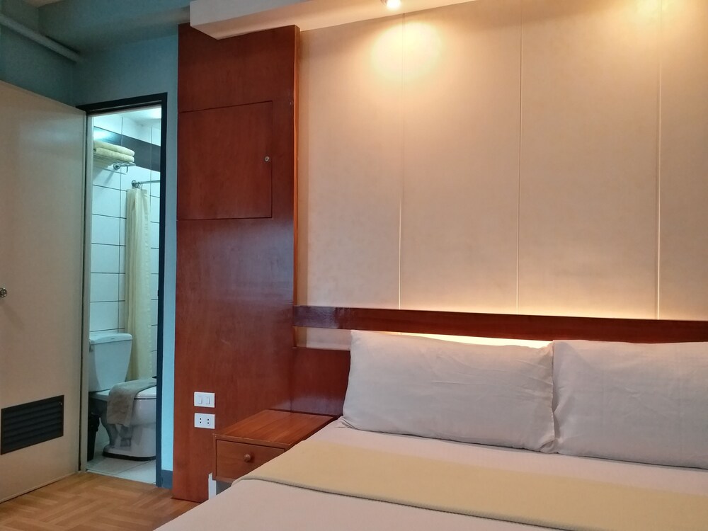 Room, 1 King Bed - Guestroom