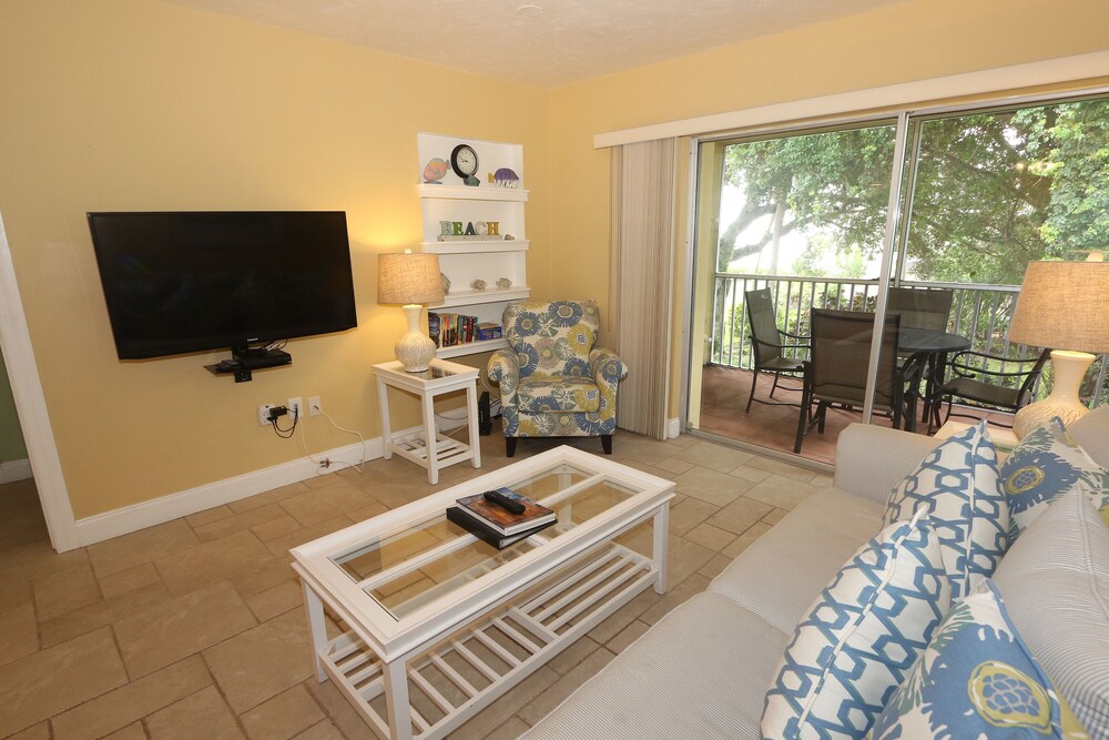 Deluxe Condo, 2 Bedrooms, 2 Bathrooms, Poolside - Living Room