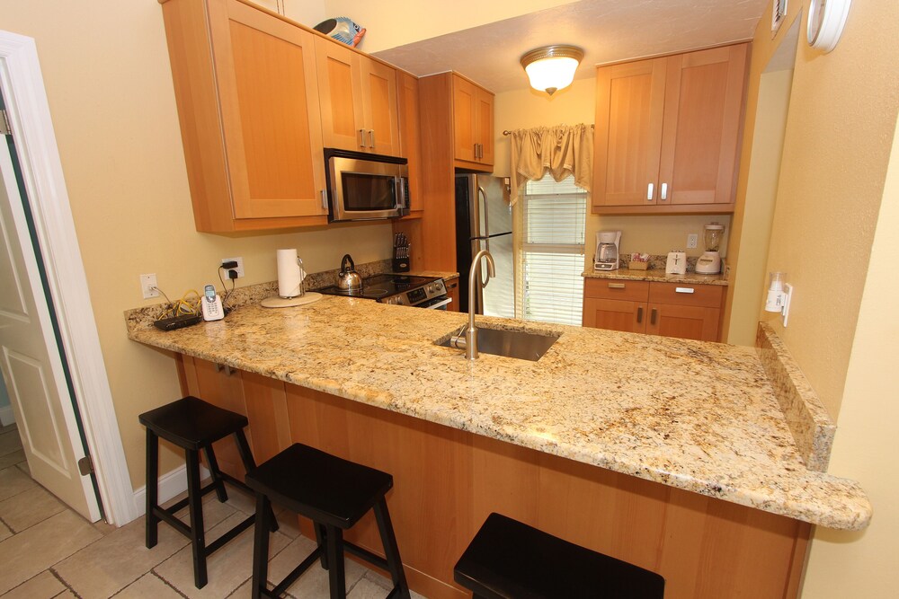 Deluxe Condo, 2 Bedrooms, 2 Bathrooms, Poolside - In-Room Kitchen
