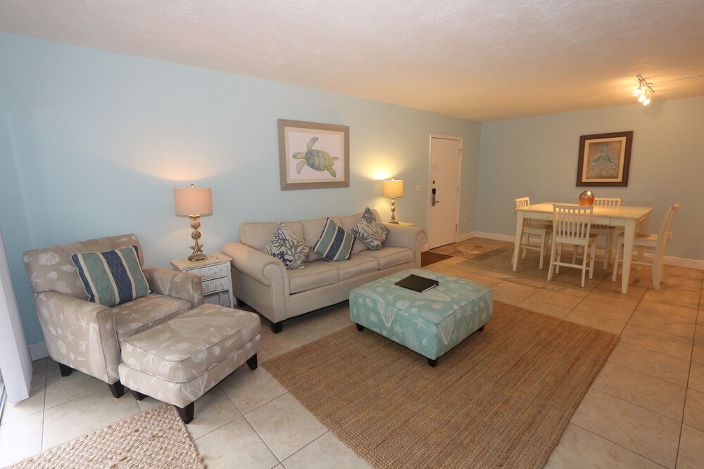 Condo, 2 Bedroom, Beachside - Living Room