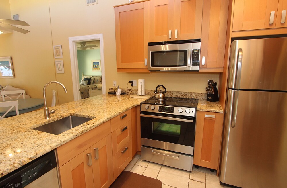 Deluxe Condo, 2 Bedrooms, 2 Bathrooms, Poolside - In-Room Kitchen