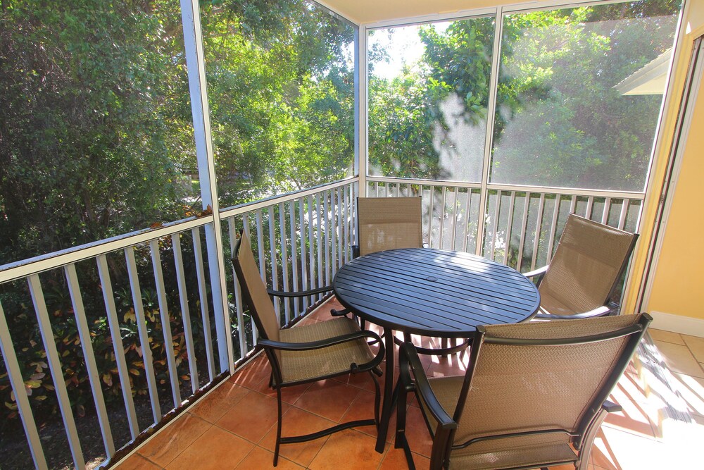 Deluxe Condo, 2 Bedrooms, 2 Bathrooms, Poolside - Balcony