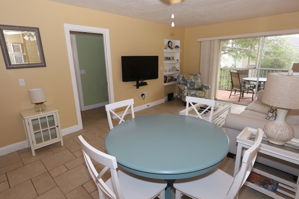 Deluxe Condo, 2 Bedrooms, 2 Bathrooms, Poolside - In-Room Dining