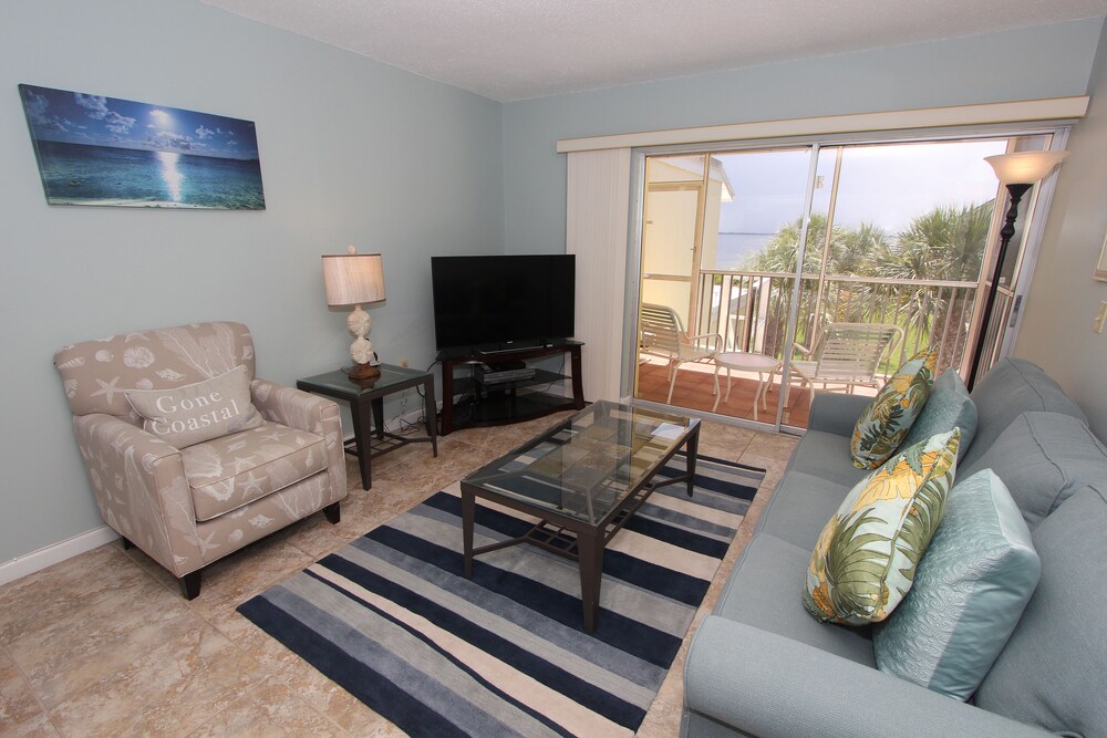 Condo, 1 Bedroom, Poolside - Living Room
