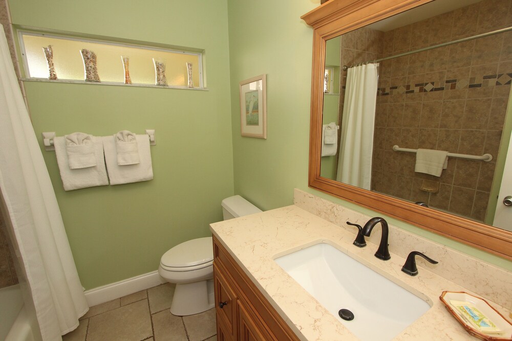 Deluxe Condo, 2 Bedrooms, 2 Bathrooms, Poolside - Bathroom