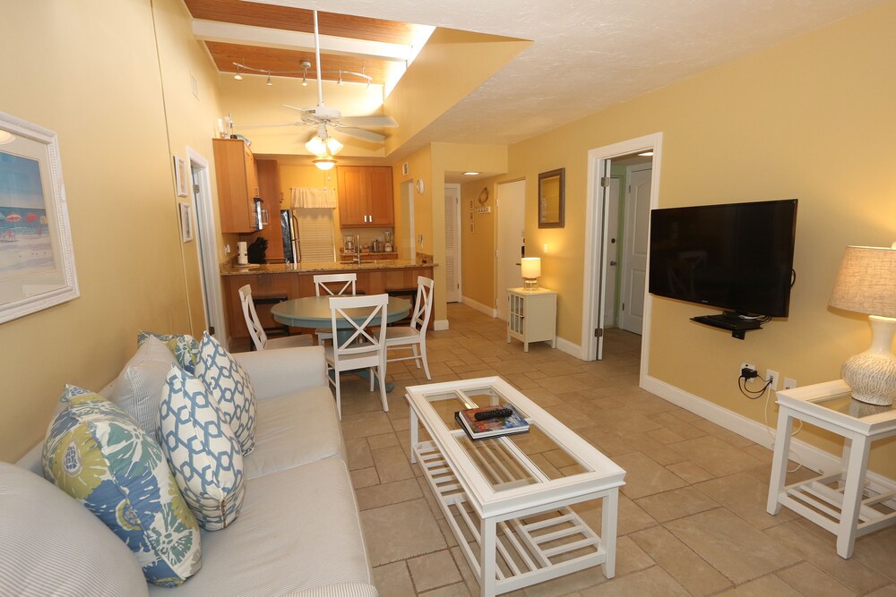 Deluxe Condo, 2 Bedrooms, 2 Bathrooms, Poolside - Living Room