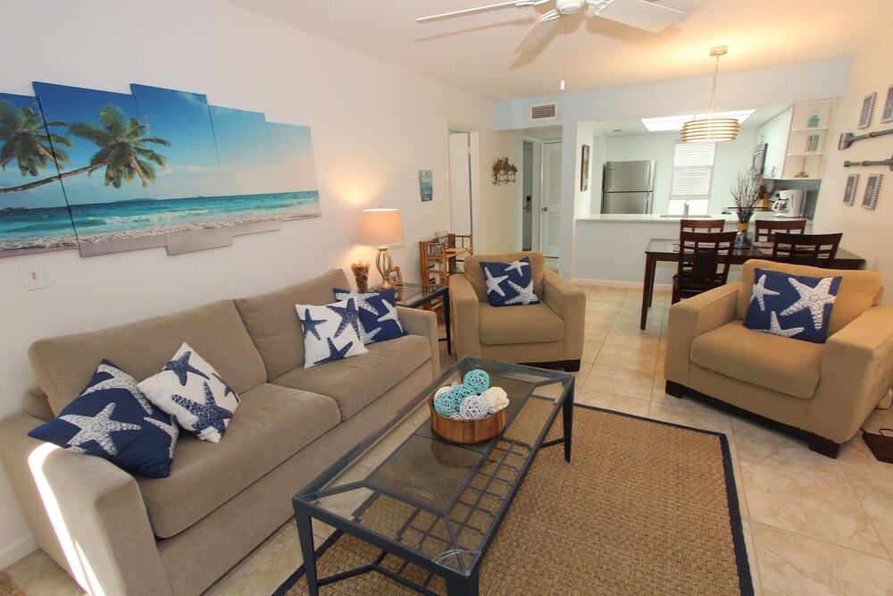 Condo, 1 Bedroom, Poolside - Living Room