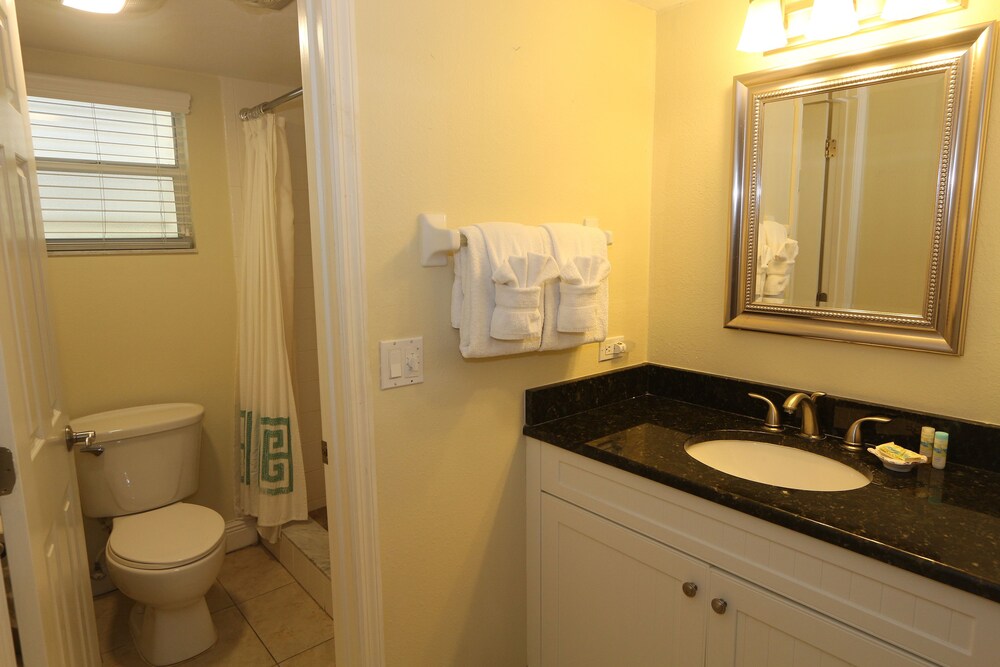 Condo, 2 Bedroom, Beachside - Bathroom