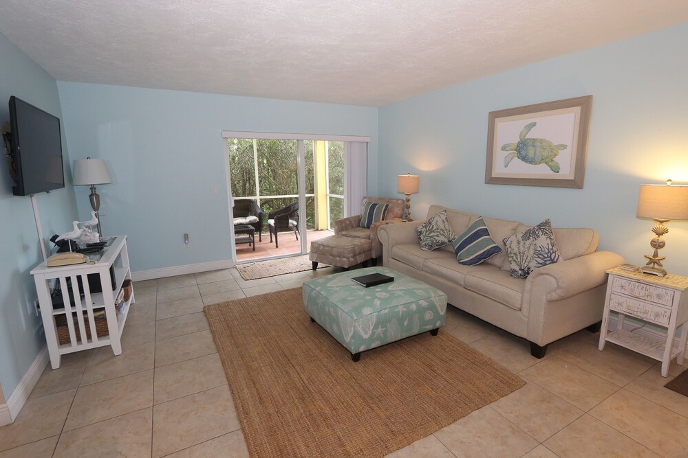 Condo, 2 Bedroom, Beachside - Living Room