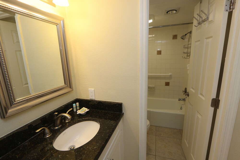 Condo, 2 Bedroom, Beachside - Bathroom