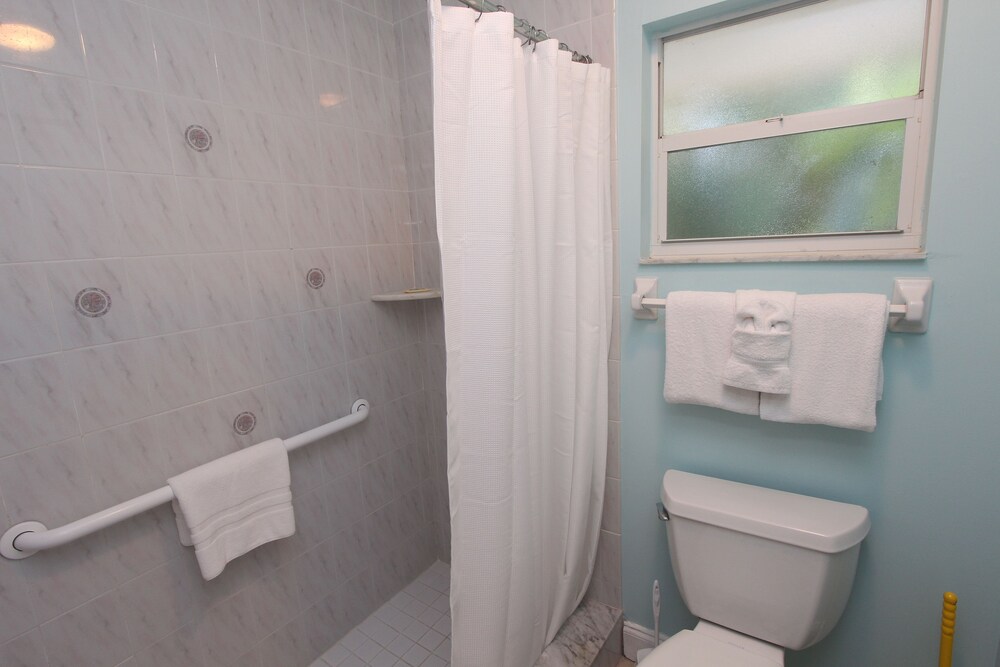 Deluxe Condo, 2 Bedrooms, 2 Bathrooms, Poolside - Bathroom