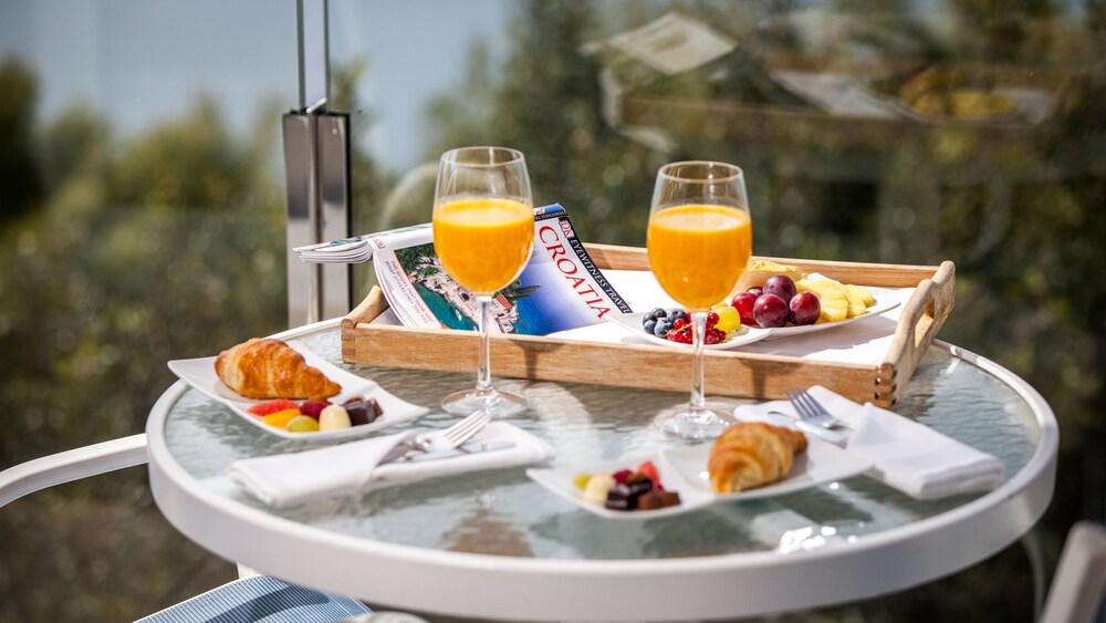 Room Service - Dining