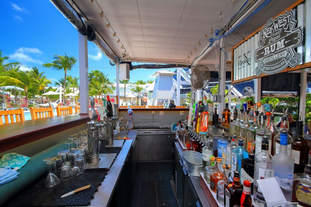 Poolside bar, Ibis Bay Beach Resort