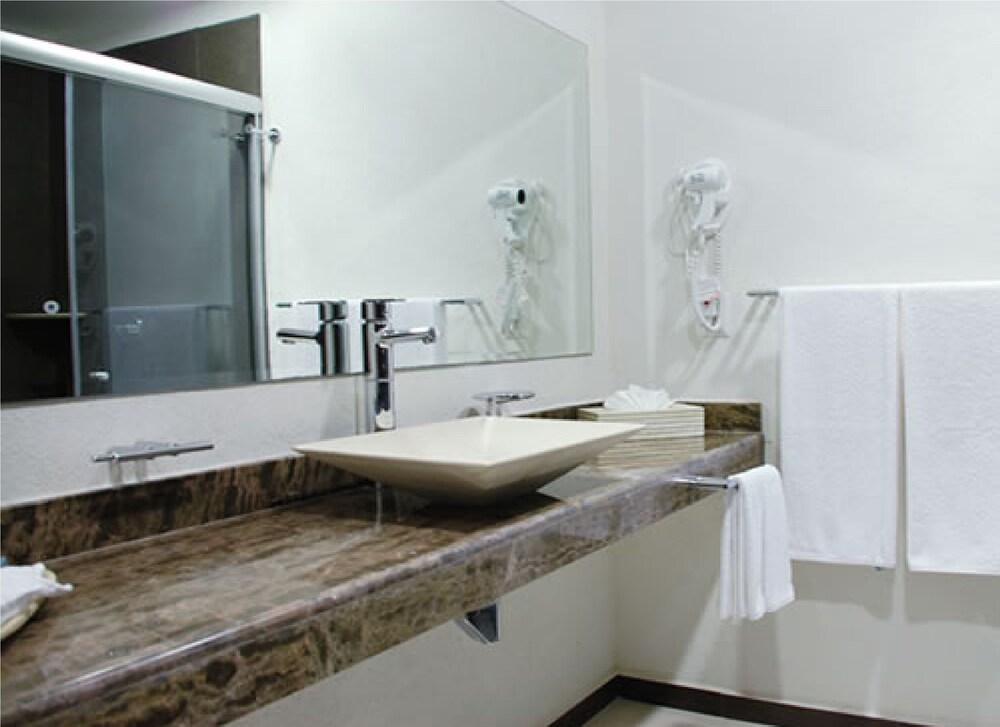 Bathroom, Comfort Inn Cancun Aeropuerto