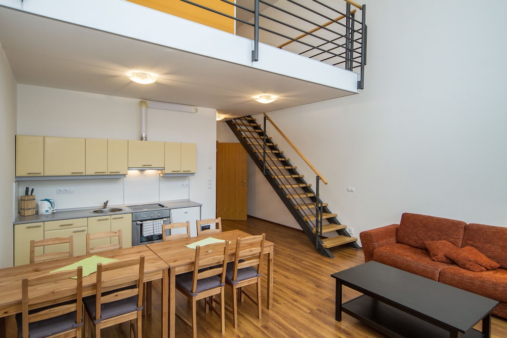 Superior Apartment, 4 Bedrooms, 2 Bathrooms - Living Room