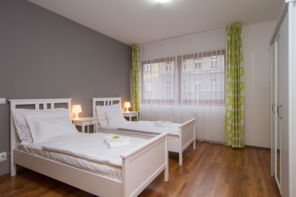 Grand Apartment, 2 Bedrooms, Bathtub - Guestroom