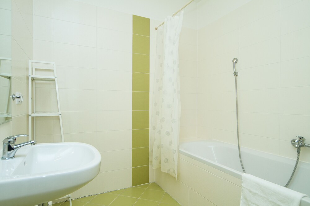Superior Apartment, 4 Bedrooms, 2 Bathrooms - Bathroom