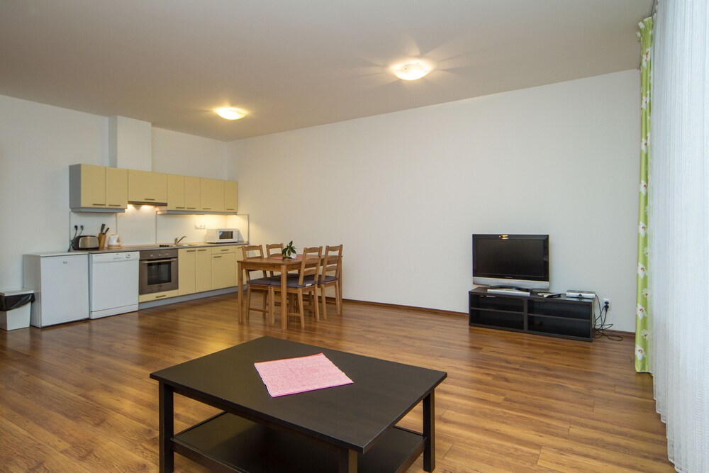 Grand Apartment, 2 Bedrooms, Bathtub - Living Room