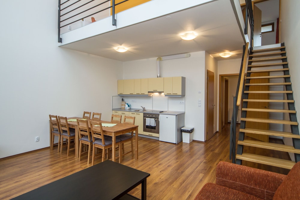 Superior Apartment, 4 Bedrooms, 2 Bathrooms - Living Room