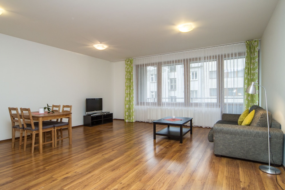 Grand Apartment, 2 Bedrooms, Bathtub - Living Room
