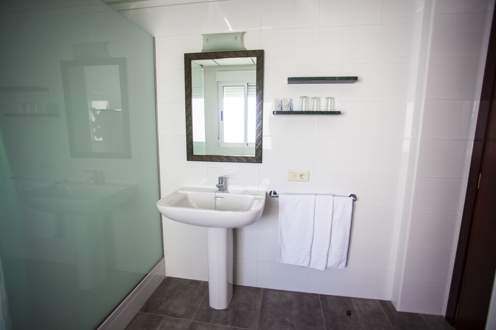 Triple Room - Bathroom