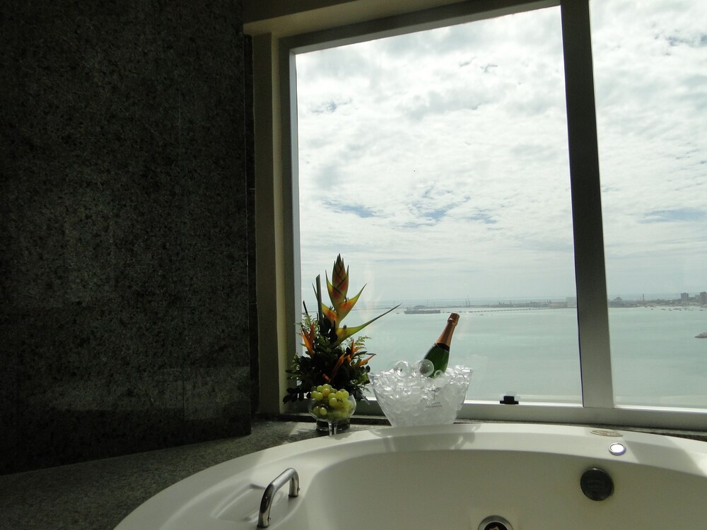 Deep Soaking Bathtub