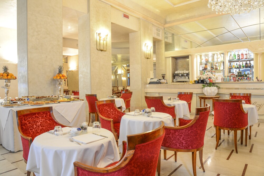 Hotel Bar