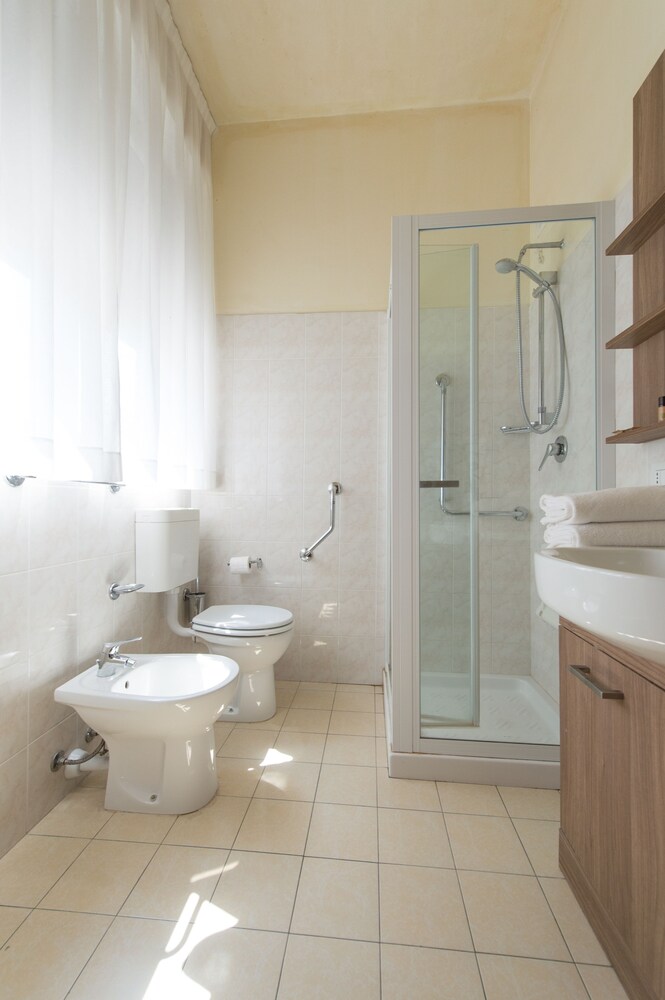 Bagno (Monolocale, angolo cottura)
