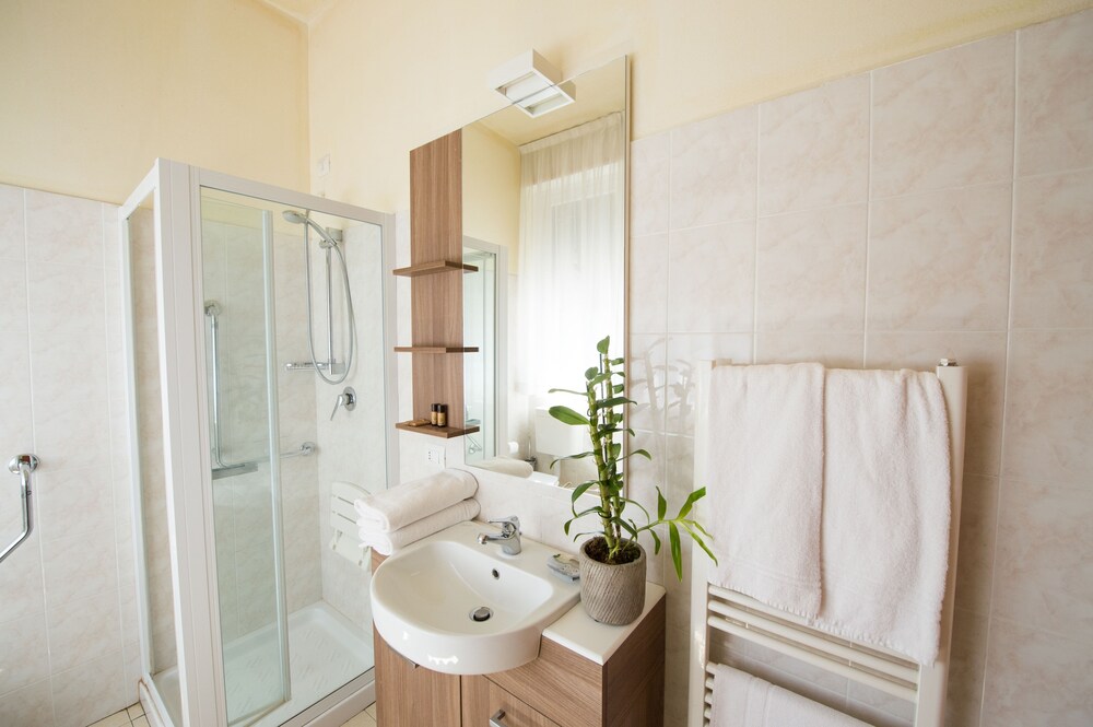 Bagno (Monolocale, angolo cottura)