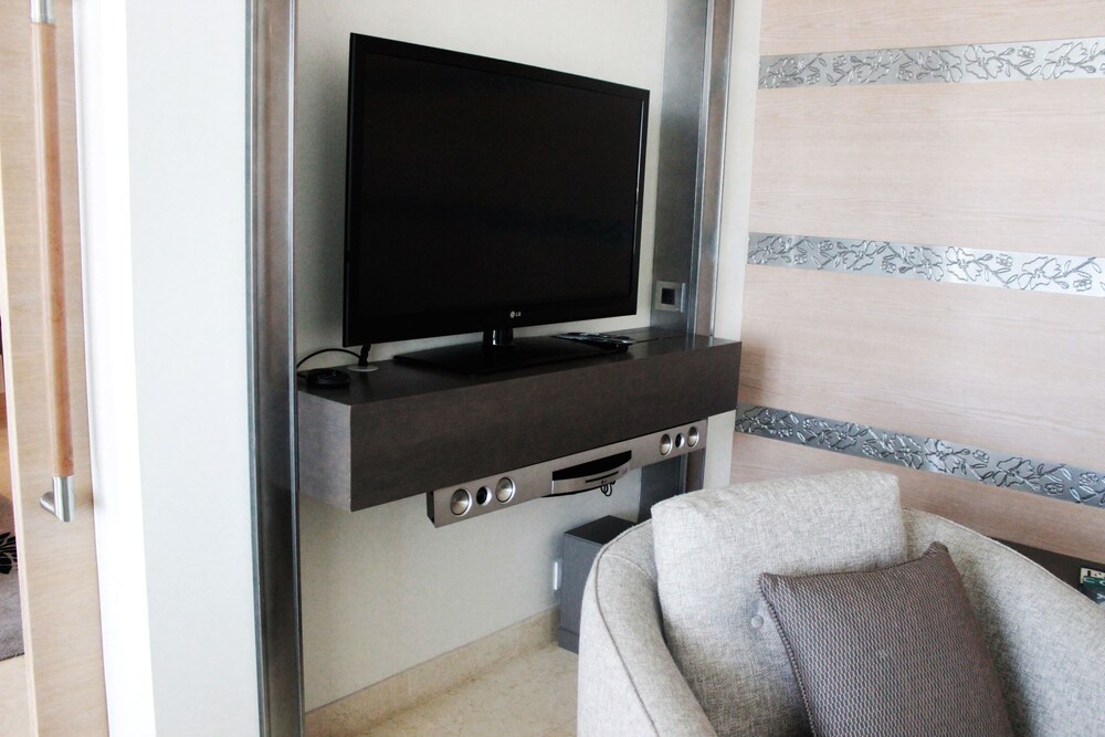 Deluxe Suite, 1 King Bed - Guestroom