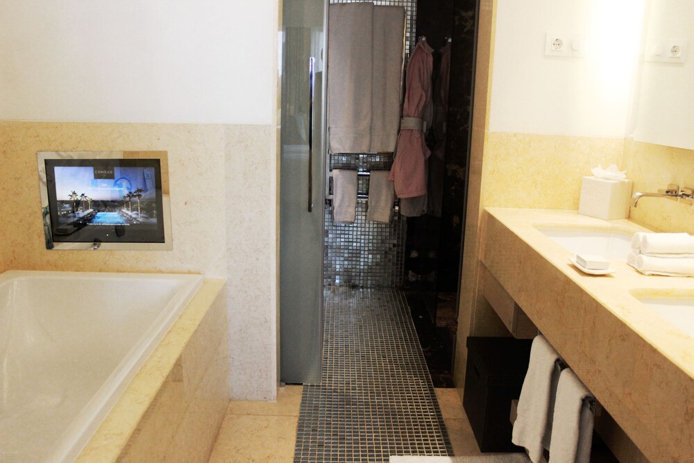 Deluxe Suite, 1 King Bed, Pool View - Bathroom