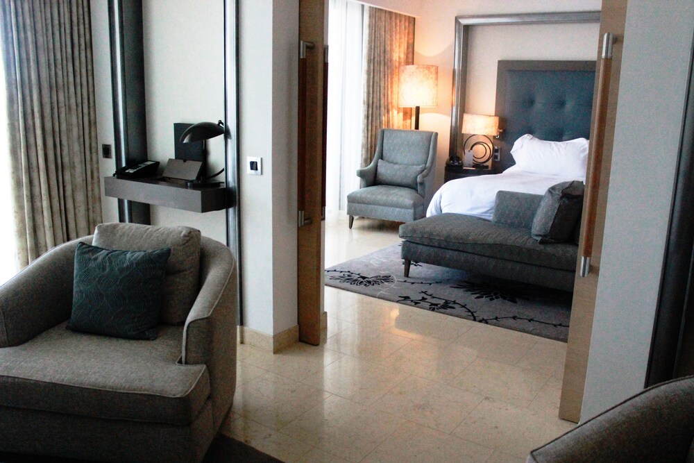 Deluxe Suite, 1 King Bed - Guestroom
