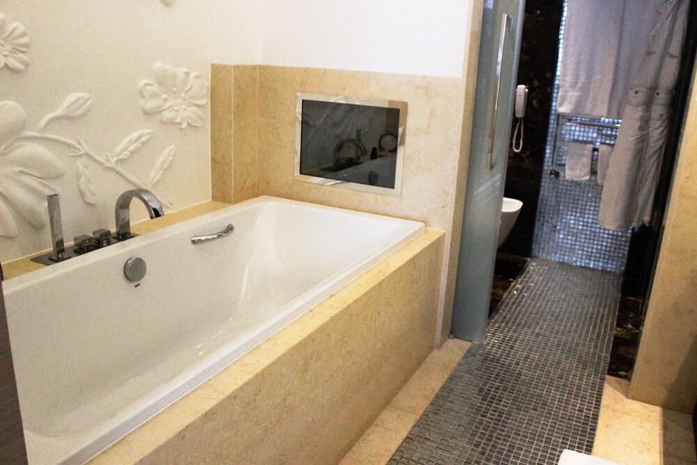 Deluxe Room, 1 King Bed - Bathroom