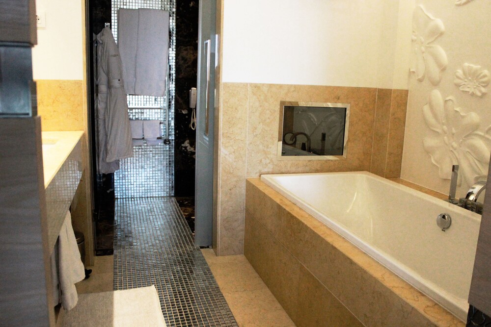 Deluxe Twin Room - Bathroom