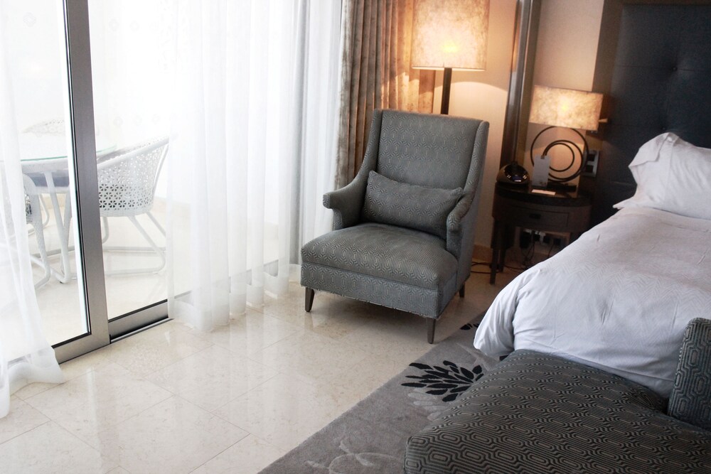 Deluxe Suite, 1 King Bed, Pool View - Guestroom