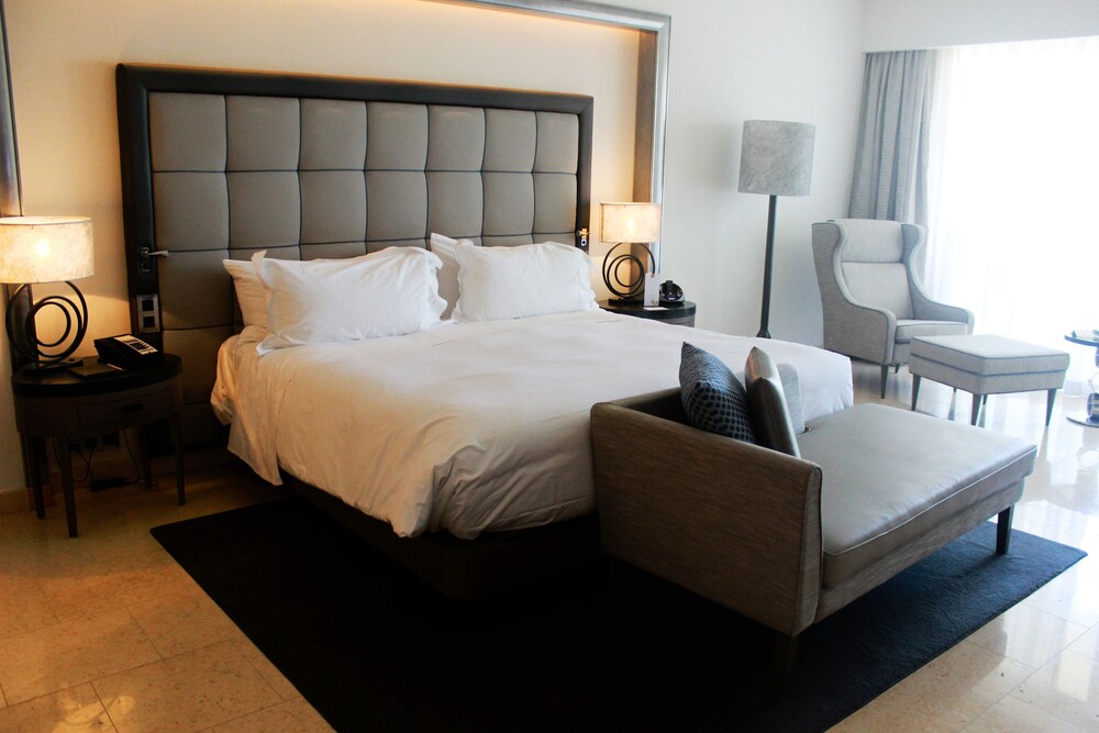 Grand Room, 1 King Bed, Pool View - Guestroom