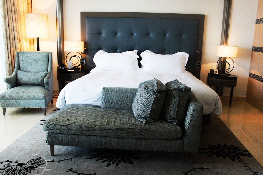 Deluxe Suite, 1 King Bed - Guestroom