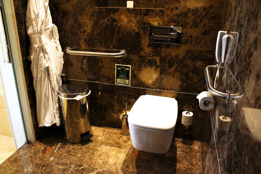 Room, 1 King Bed, Accessible - Bathroom