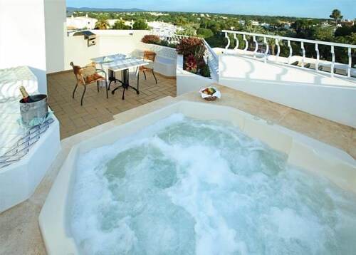 Bañera de hidromasaje al aire libre