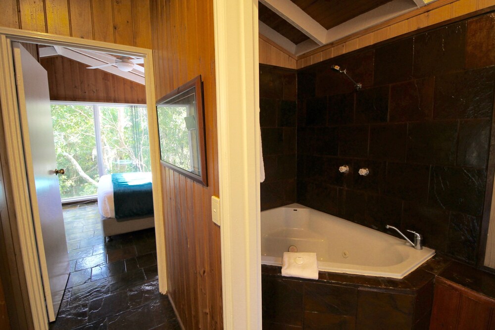 Deep Soaking Bathtub