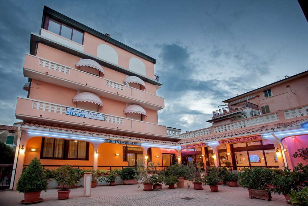 Facciata hotel (sera/notte)