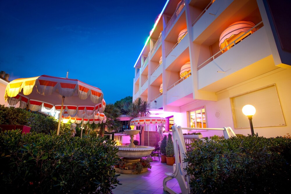 Facciata hotel (sera/notte)