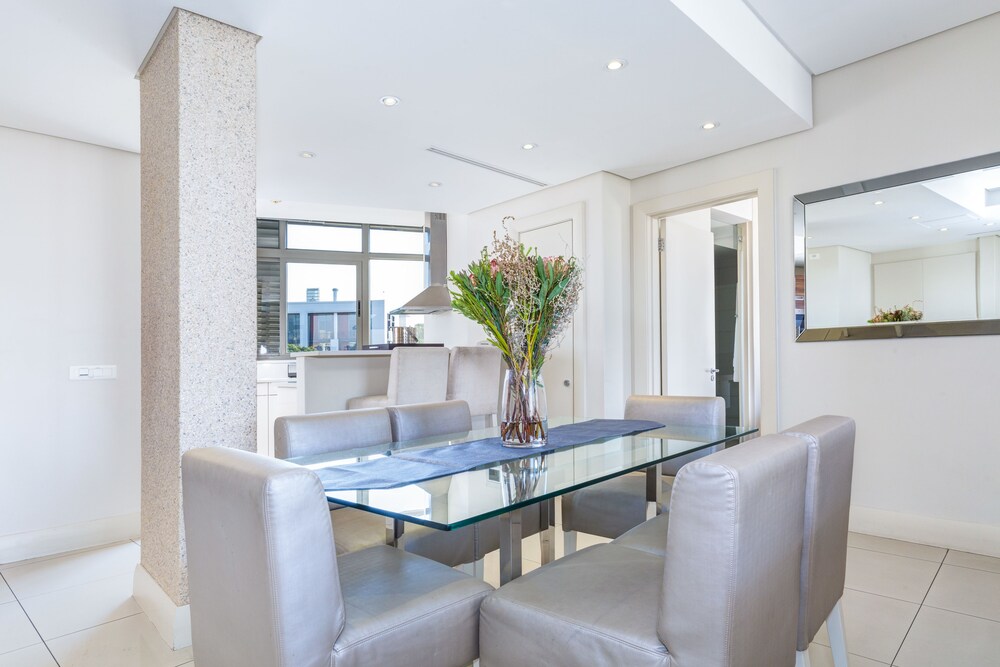 Luxury Apartment, 3 Bedrooms - In-Room Dining