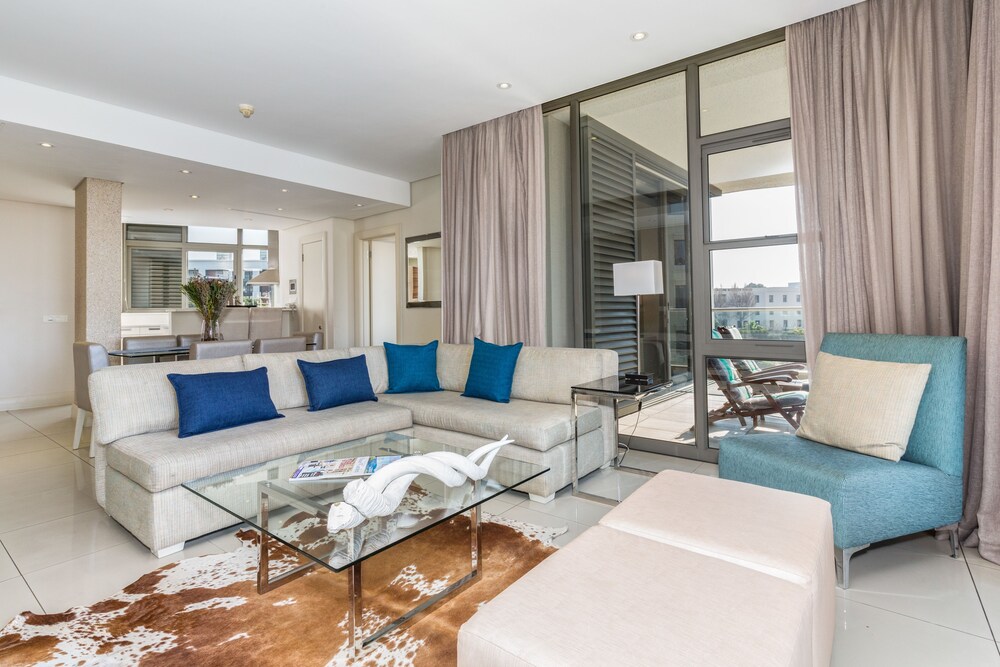 Luxury Apartment, 3 Bedrooms - Living Room