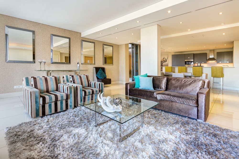 Superior Apartment, 3 Bedrooms - Living Room