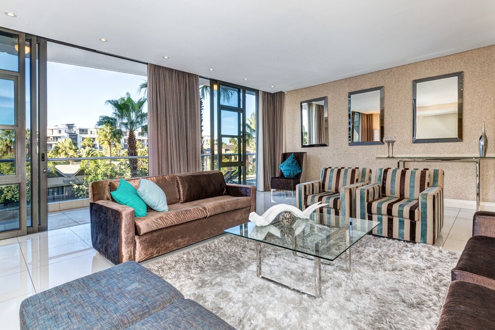 Superior Apartment, 3 Bedrooms - Living Room